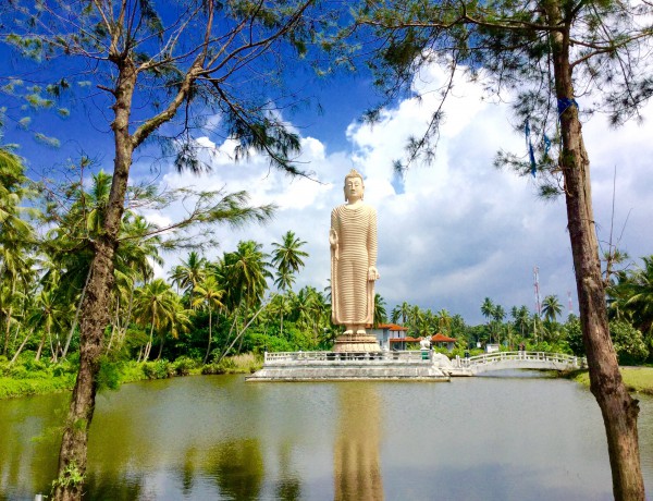 Памятник жертвам цунами (Достопримечательности Хиккадувы, Шри-Ланка)