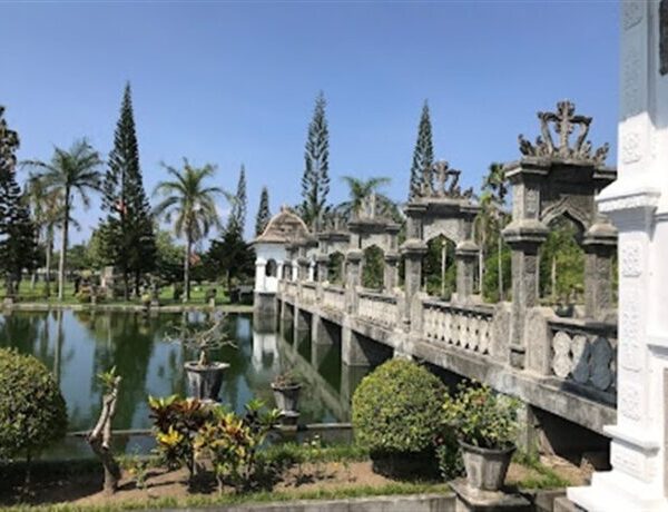 Таман Уджунг (Taman Ujung / Ujung Water Palace) - Достопримечательности Амеда - что посмотреть за 1 день самостоятельно